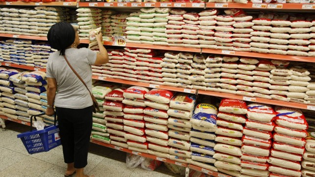Um dos principais itens da cesta básica, o preço dos arroz tem subido muito